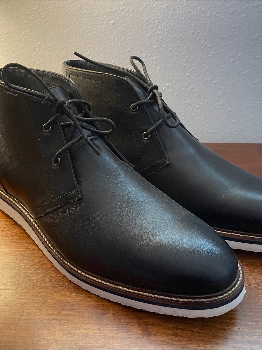 Thomas & Vine Men's Black Leather Chukka Boots - Sleek Lace-Up Design